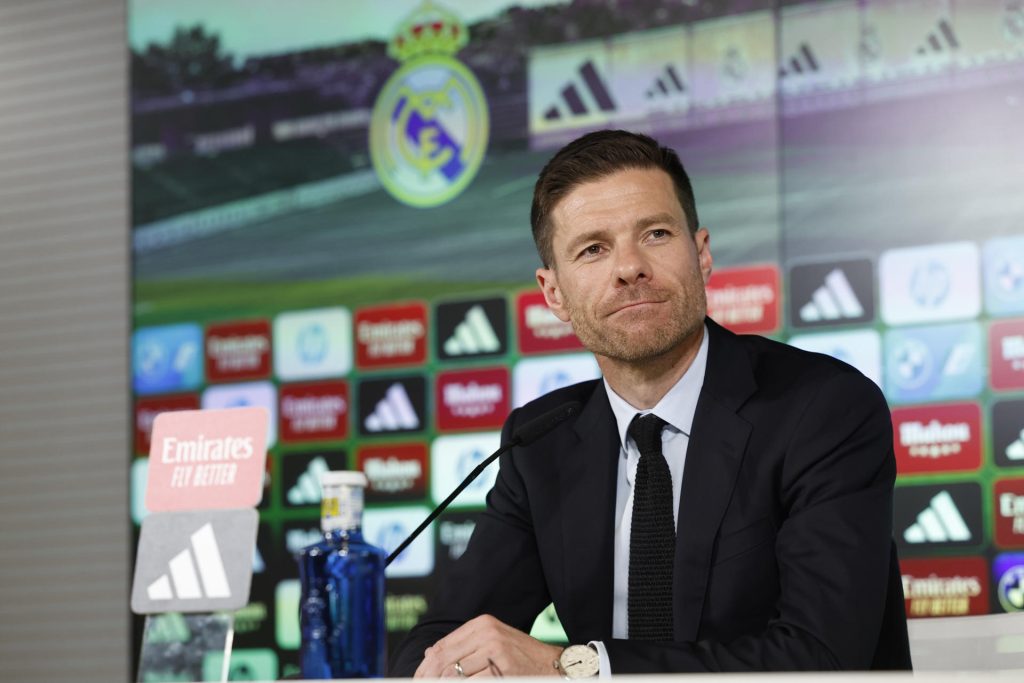 Xabi Alonso firma su contrato con el Real Madrid hasta 2028
