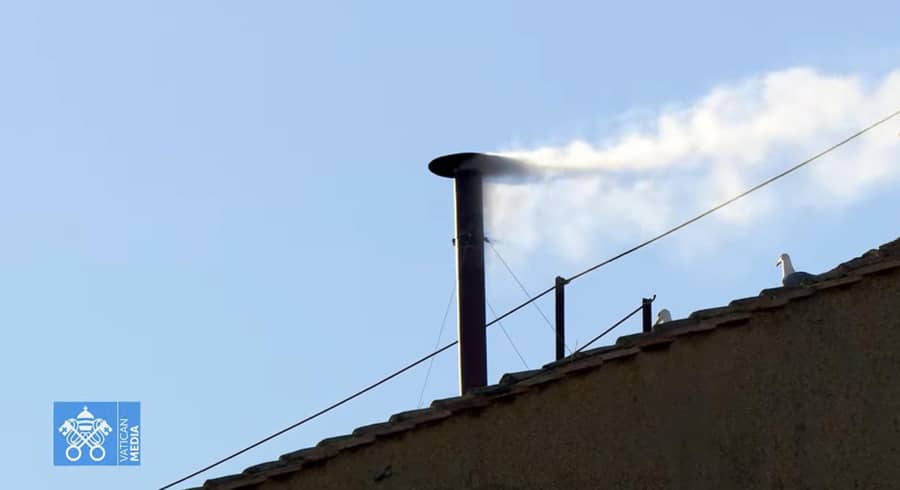 ‘Habemus papam’: Sale fumata blanca de la chimenea de la Capilla Sixtina