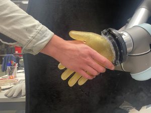 Desarrollan una "piel" que dota a los robots de un tacto más parecido al humano