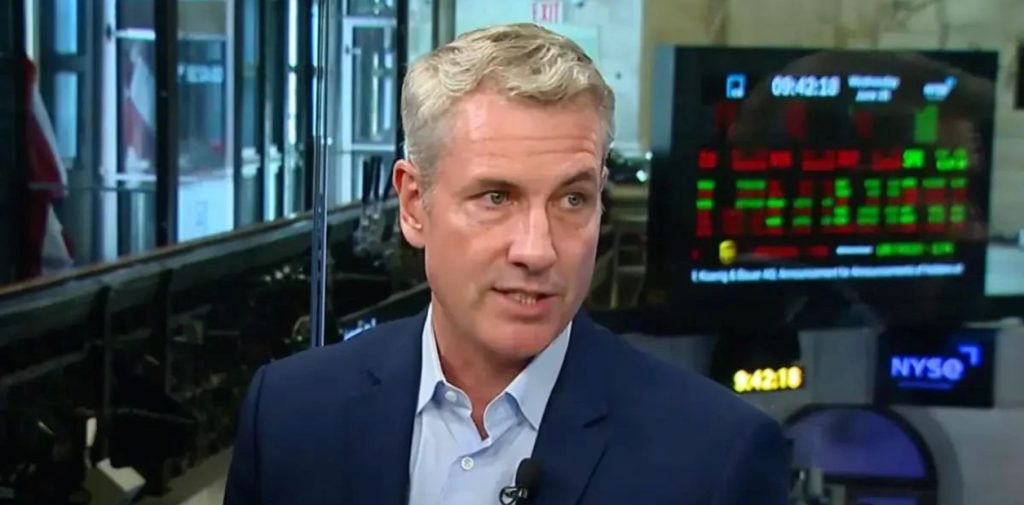 CEO de Astronomer renuncia tras ser sorprendido en concierto de Coldplay