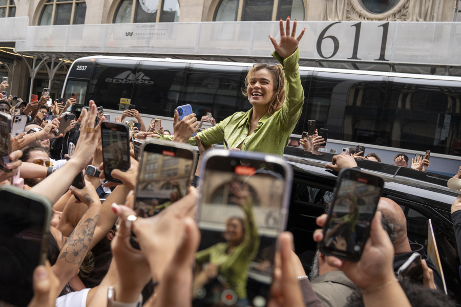 Karol G se da un baño de multitudes en Nueva York