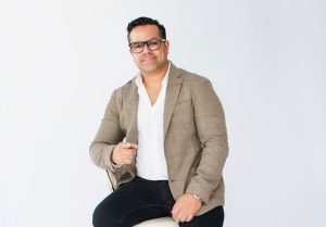 Miguel Petit debuta como escritor con “Entre acordes y estrategias”
