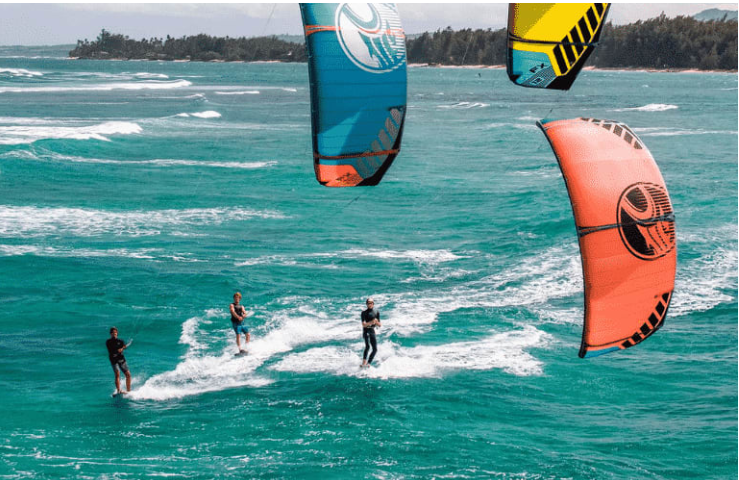 Deslízate con el Viento: Guía Esencial para Tu Primera Clase de Kitesurf – De Novato a Navegante del Aire