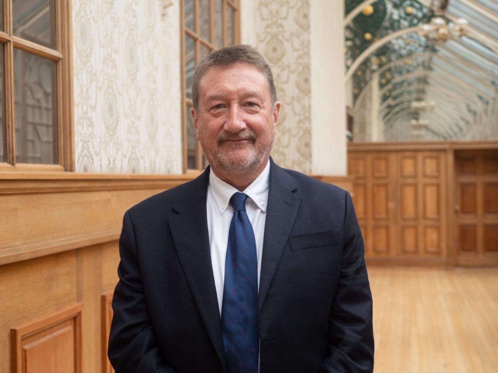 Steven Knight escribirá el guion de la nueva película de James Bond