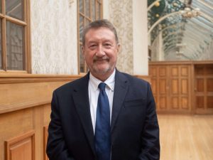 Steven Knight escribirá el guion de la nueva película de James Bond