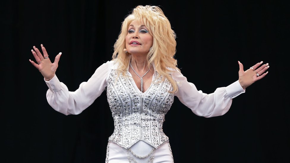 Dolly Parton pospone conciertos por motivos de salud