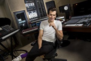 Mark Ronson compondrá la banda sonora de la precuela de "Narnia"