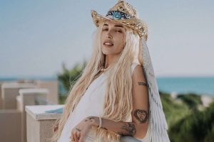 Elena Rose honra "la libertad creativa" en "Bendito Verano"