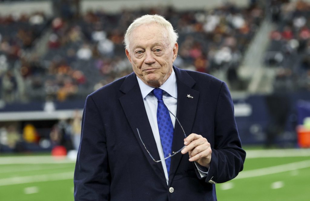 NFL multa a Jerry Jones por gesto obsceno