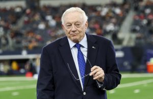 NFL multa a Jerry Jones por gesto obsceno