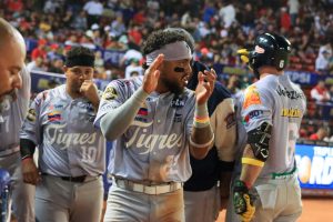 Tigres supera a Cardenales en el inicio de la LVBP