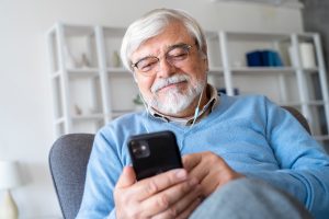 Apoyo a los adultos mayores para que estén alertas ante estafas online