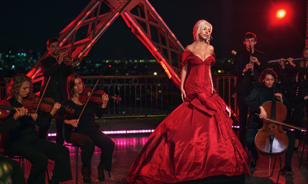 Christina Aguilera estrena el tema navideño "My favorite things"