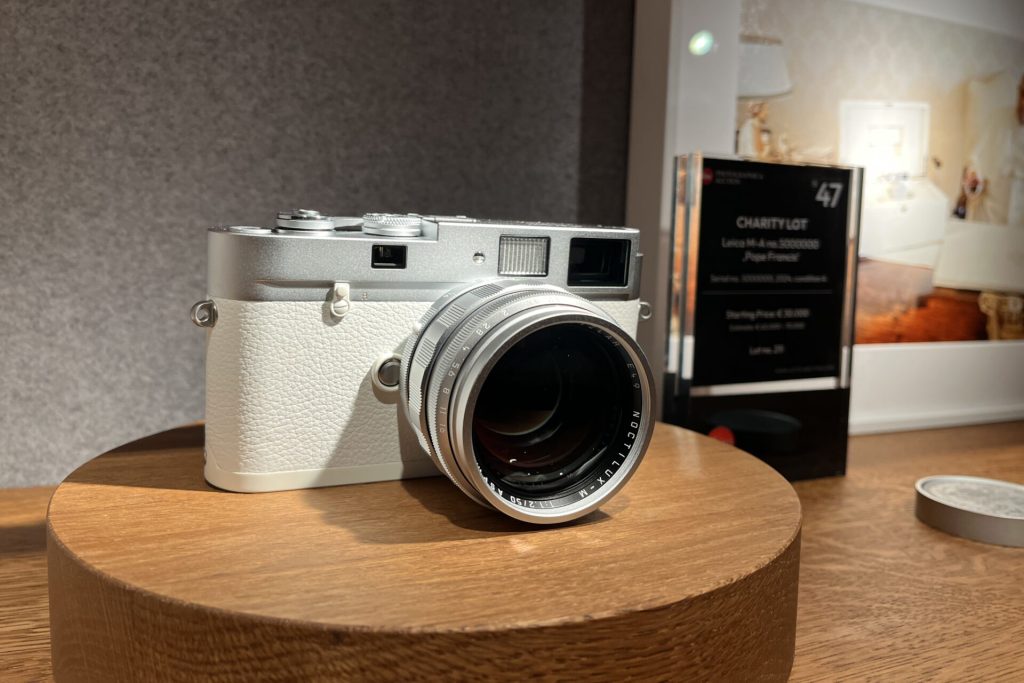 Subastada por € 6,5 millones cámara de fotos del papa Francisco