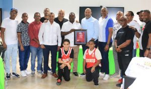 Edwin-Castillo-Tatico-presidente-de-Abadina-entrega-la-placa-que-acredita-a-Bameso-Club-del-Ano-2025.jpeg