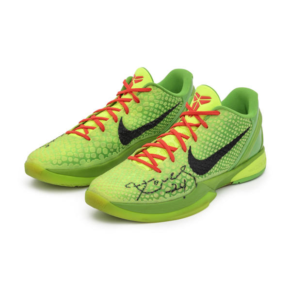 Subastan icónicas zapatillas "Grinch" de Kobe Bryant