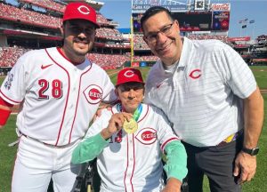 David Concepción entrega el Premio Luis Aparicio a Eugenio Suárez en Cincinnati