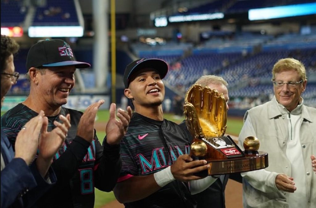 Javier Sanoja recibe su Guante de Oro de la MLB