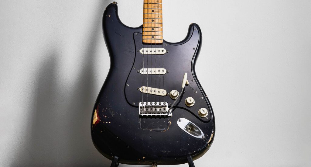 Venden en precio récord la guitarra 'Black Strat' de Pink Floyd