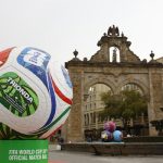 Balones gigantes convierten sede de Guadalajara en una gran cancha mundialista