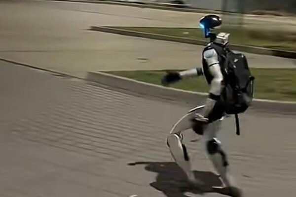 "Edward Warchocki", el robot humanoide que asombra con sus interacciones