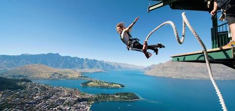 Salto de bungeejumping en los impresionantes paisajes de Queenstown, generada por IA