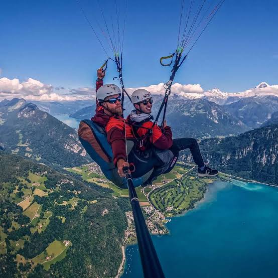 Vuelo en parapente sobre los valles y lagos de Interlaken, Suiza, generada por IA