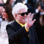 Almodóvar desafía a la mala suerte de amarillo en la alfombra roja de Cannes