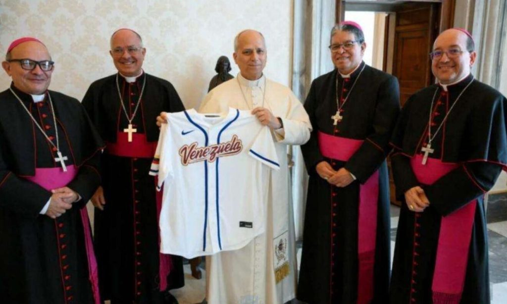 León XIV se suma al Team Béisbol Venezuela