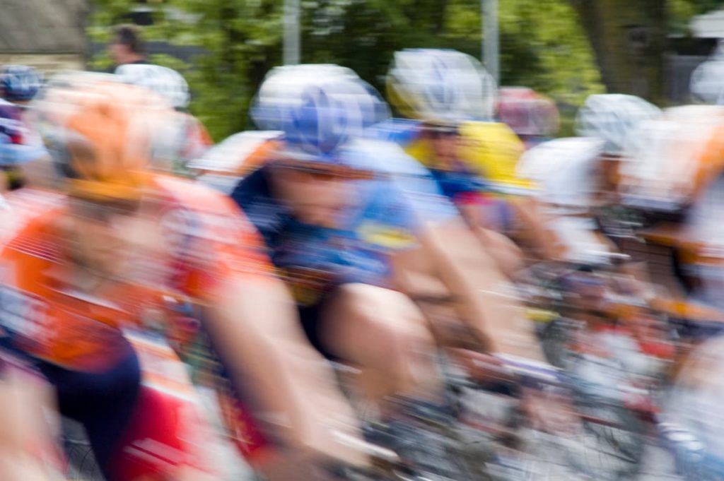 Ciclistas-rapido-por-una-carretera.jpg