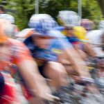 Ciclistas-rapido-por-una-carretera.jpg