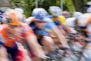 Ciclistas-rapido-por-una-carretera.jpg