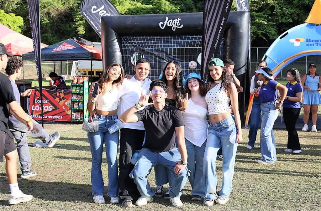 Jagi acompañó el Becazo de la UCAB con moda, freestyle y experiencias gastronómicas
