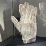 Subastan en París un guante que Michael Jackson llevó en 1988
