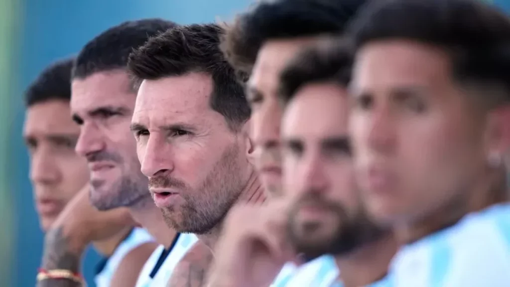 Argentina-busca-mas-futbol-que-un-espectaculo-epico-mientras-lucha.webp.jpeg