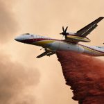 La Capsula Informativa: Francia combate un megaincendio cuatro veces el tamaño de París mientras tres bomberos mueren en Grecia