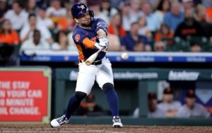 Altuve deja atrás a Bob Abreu en la lista de imparables en la MLB
