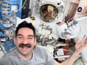 Dos astronautas de la NASA inician caminata para preparar nuevos paneles solares en la EEI