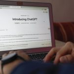 Estudio revela preferencia de lectores sobre historias creadas con IA